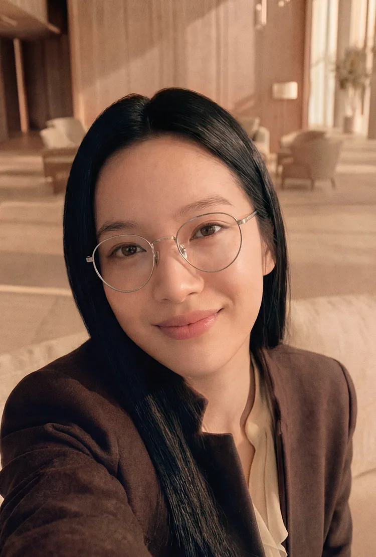 Người đeo kính váng Crizal Natural Look — váng chuẩn mới của tròng Essilor đánh tại lab nước ngoài